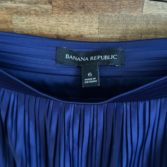 BANANA REPUBLIC Knee length layered pleated detail navy skirt - Picture 6 of 8